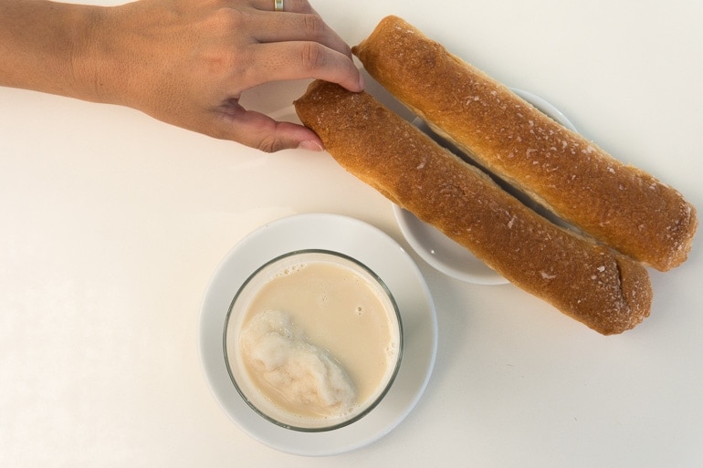 Segurando um fartón para comer com orchata