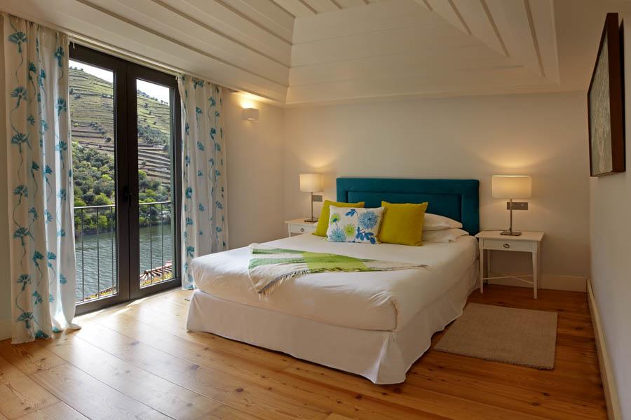 Um belo quarto com vista para o rio Douro no Hotel da Vinícola Quinta de La Rosa em Portugal