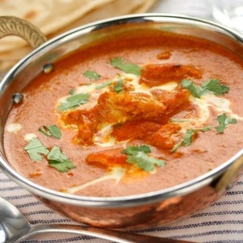 Imagem da receita em destaque - uma tigela de murgh makani - curry de frango indiano, um prato semelhante ao chicken tikka masala