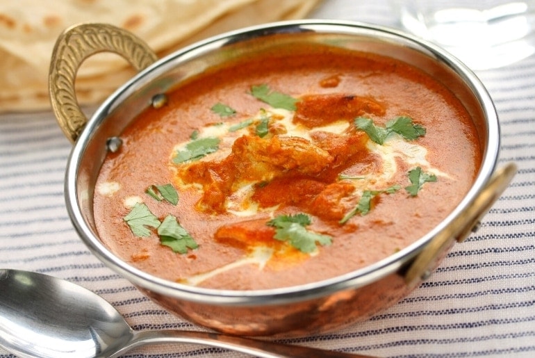 Imagem da receita em destaque - uma tigela de murgh makani - curry de frango indiano, um prato semelhante ao chicken tikka masala