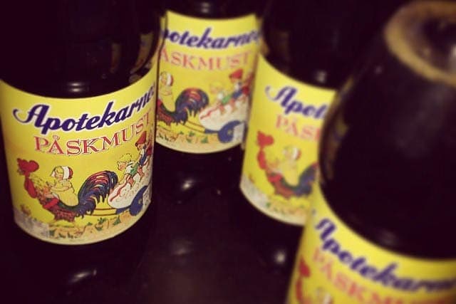 garrafas de paskmust, uma bebida tradicional sueca consumida durante a páscoa