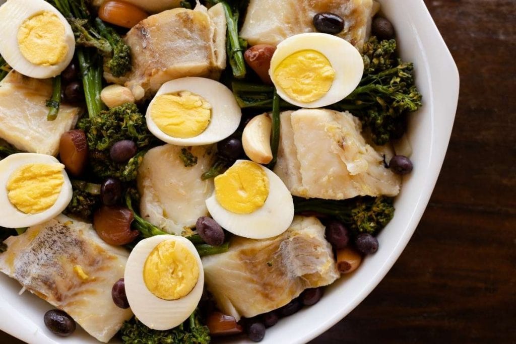 um prato com bacalhoada à base de bacalhau com azeitonas e ovos, prato de páscoa muito tradicional no Brasil e em Portugal