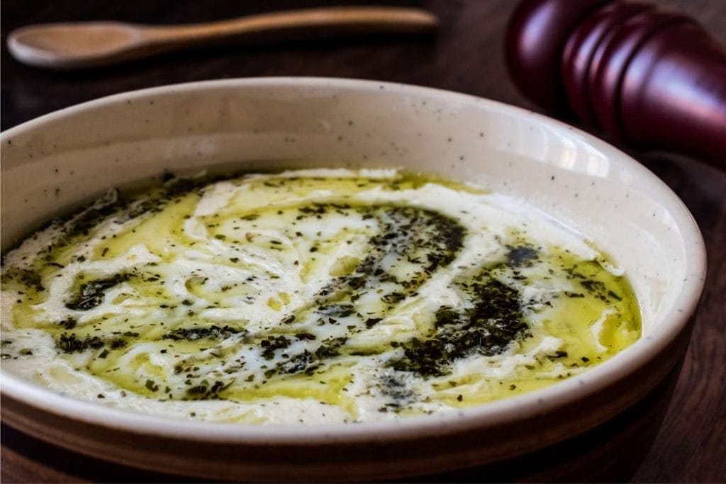 deliciosa sopa turca feita com iogurte e grão de bico