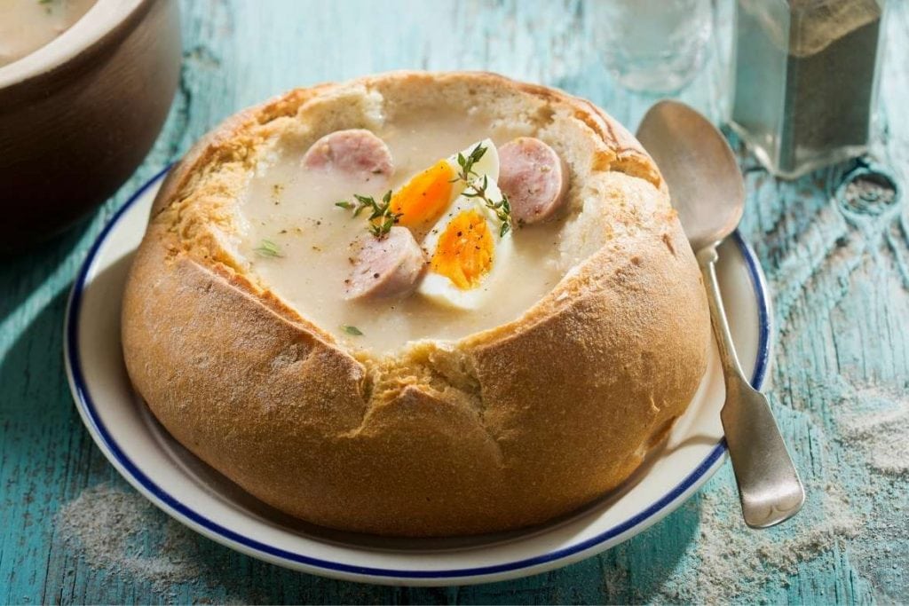Sopa de páscoa Zurek servida no pão com salsicha, ovos e outras especiarias típico da Polonia
