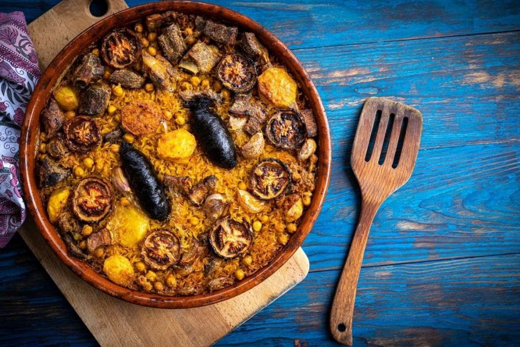 arroz de forno servido em bandeja redonda, prato de arroz típico de Valência, Espanha