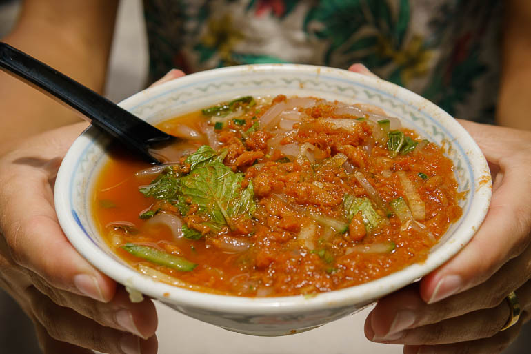 uma tigela com Assam Laksa um dos pratos típicos da Malásia