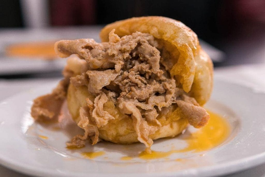 Bifana é um sanduíche típico de Portugal feito com fatias de porco cozidas levemente apimentadas