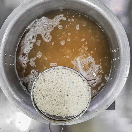 o biryani de hyderabad pré cozinha o arroz em três etapas