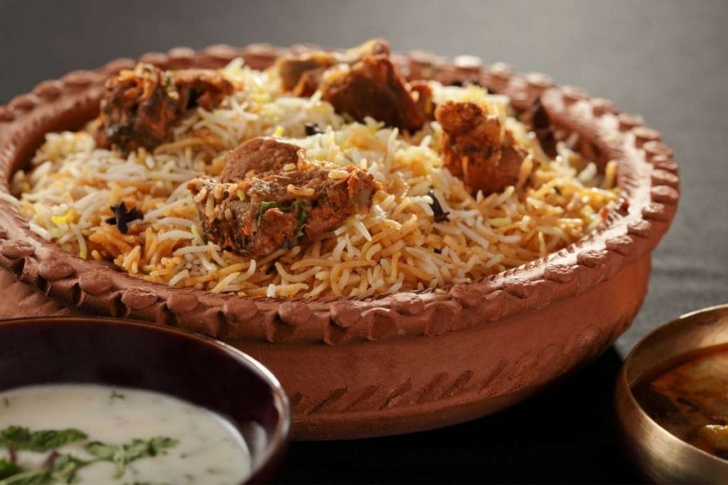 arroz biryani com carneiro, um dos pratos de arroz mais famosos do mundo