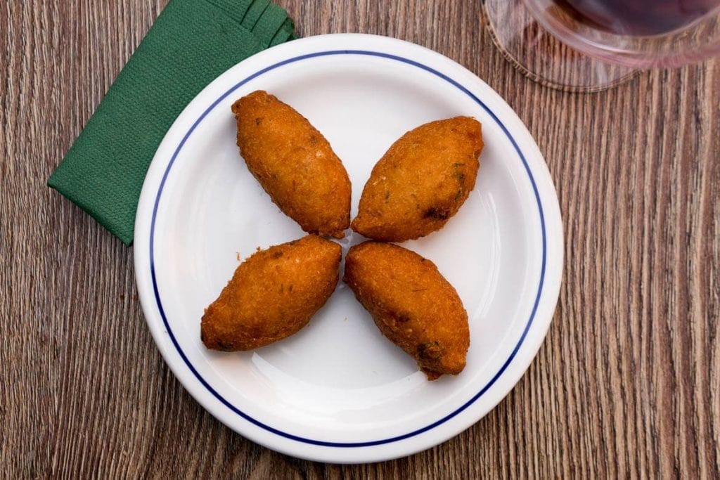 bolinhos de bacalhau são petiscos típicos de Portugal