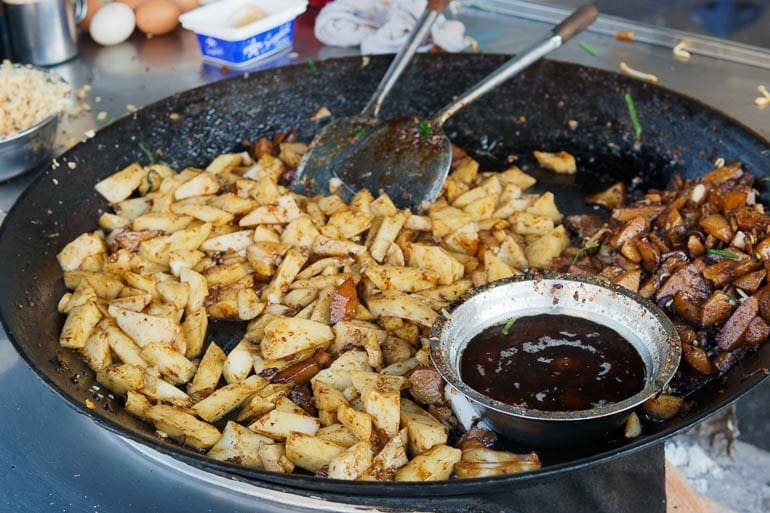 uma wok cheio de Char Koay Kak um dos pratos típicos da Malásia