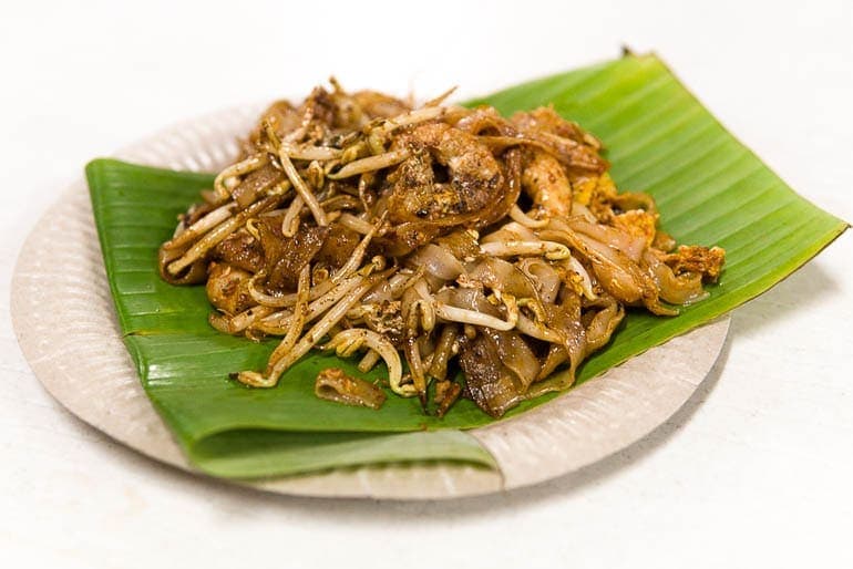 um prato com Char Koay Teow na folha de bananeira um dos pratos típicos da Malásia