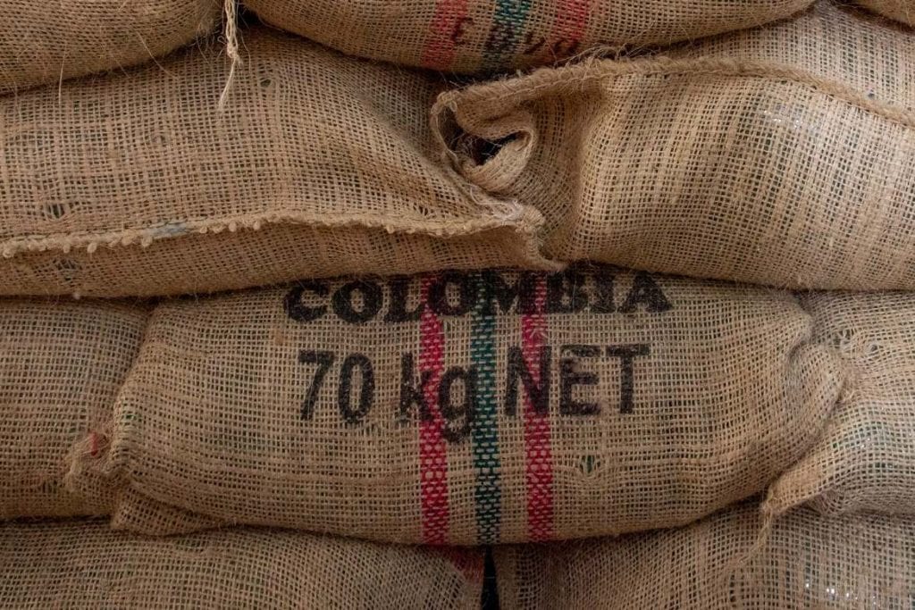 sacas com café colombiano considerado um dos melhores destinos de café do mundo