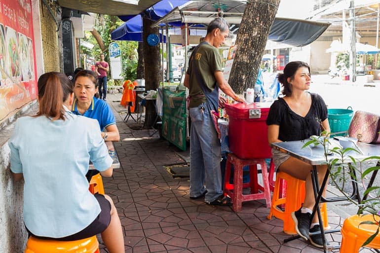 Almoçando em barraca nas calçadas de Bangkok