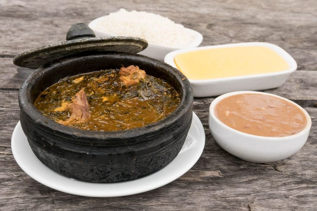 Costelinha com Ora-pró-nóbis, angu, feijão e arroz uma combinação de comida típica mineira