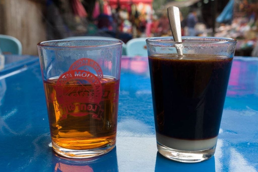 Chá e café servidos da maneira tradicional em Laos