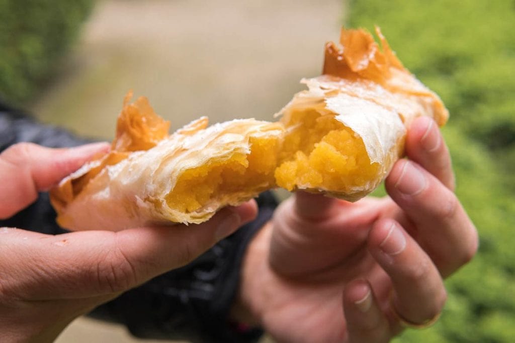 doce português muito tradicional na comida portuguesa chamada tantugal que é uma pastel recheada com ovos moles