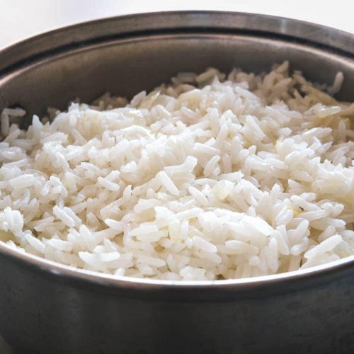 A pan with cooked white rice using the Brazilian method