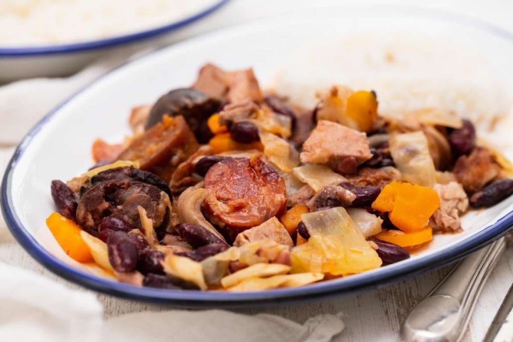 Feijoada Transmontana com carne de porco e feijão vermelho tradicional de Trás-os-Montes