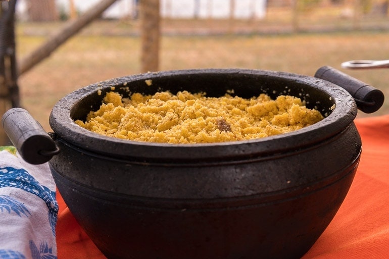 Panela com farofa suada no toucinho que foi servida no festival natureza do sabor