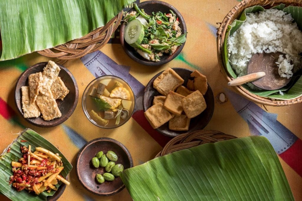 comida servida em restaurante tradicional durante uma viagem gastronômica na Indonésia