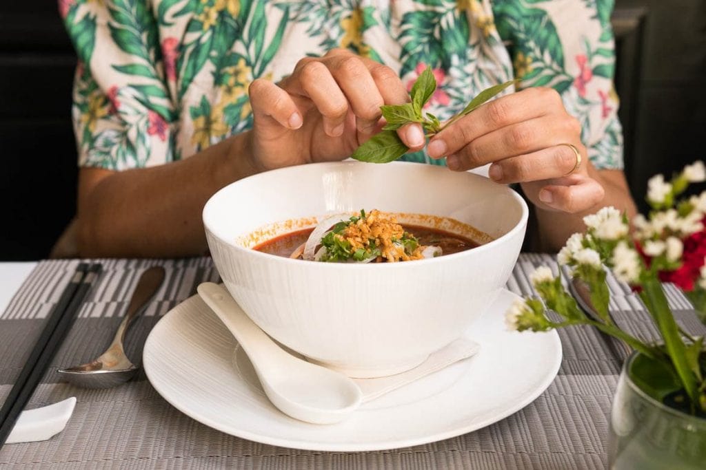 refeição em restaurante com comida tradicional no Camboja é uma viagem gastronômica