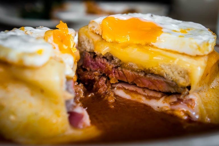 Francesinha de Portugal com muitas carnes e ovo