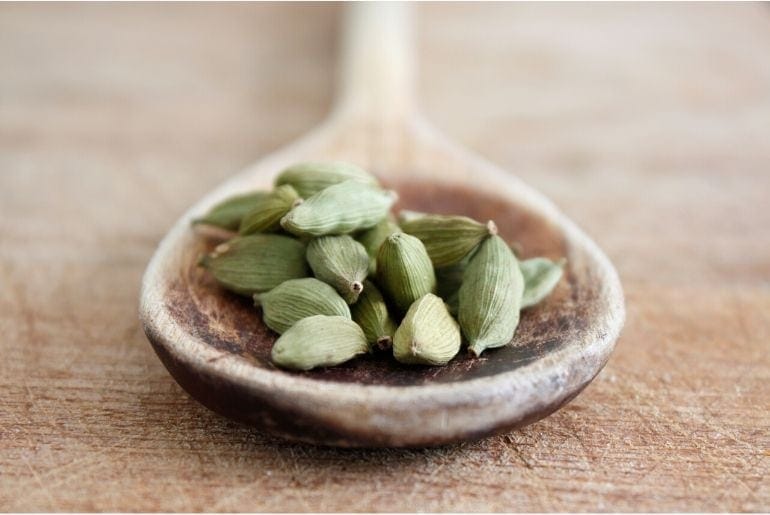 um porção de cardamomo verdadeiro, chamado também de cardamomo verde