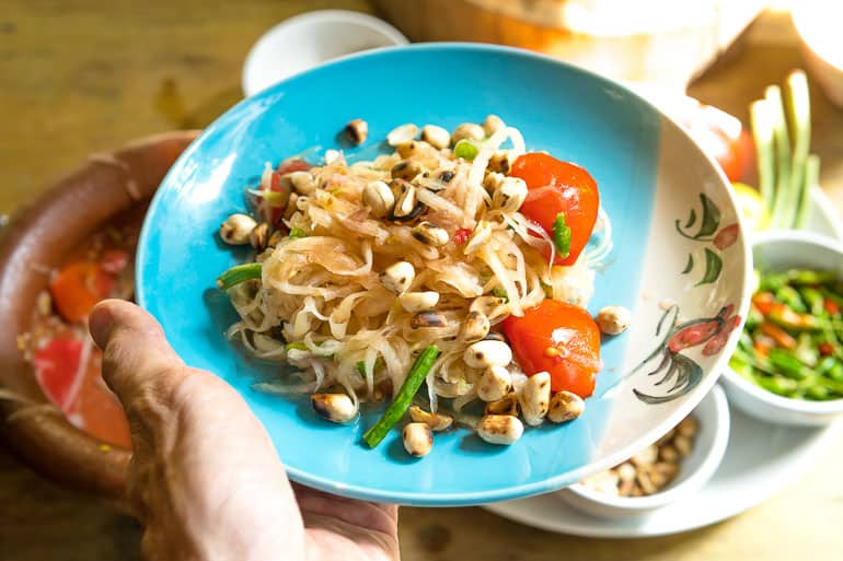 salada tailandesa de mamão verde servida no prato