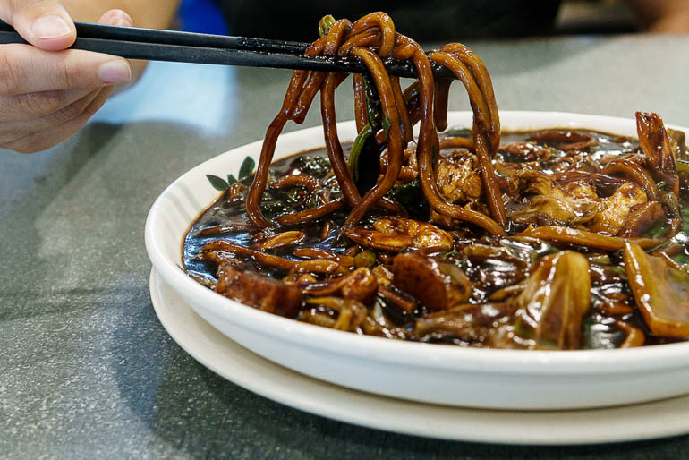 um prato com hokkien mee uma das comidas típicas da Malásia