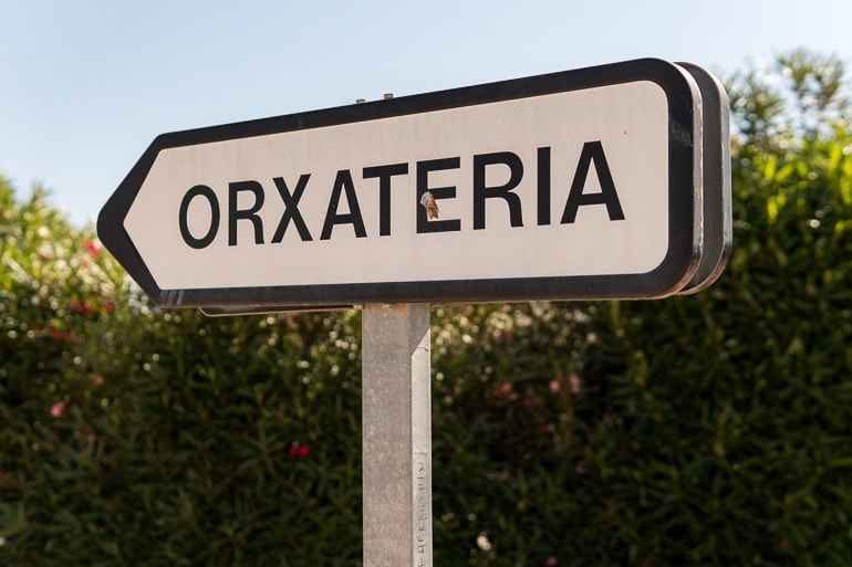 a sign to show where the Horchatería is