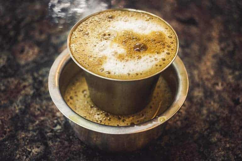 café indiano filtrado ou filter kaapi no utensílio chamado de dabarah