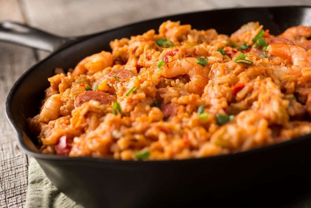 arroz jambalaya - um dos pratos de arroz crioulo típico de Nova Orleans, Louisiana, EUA