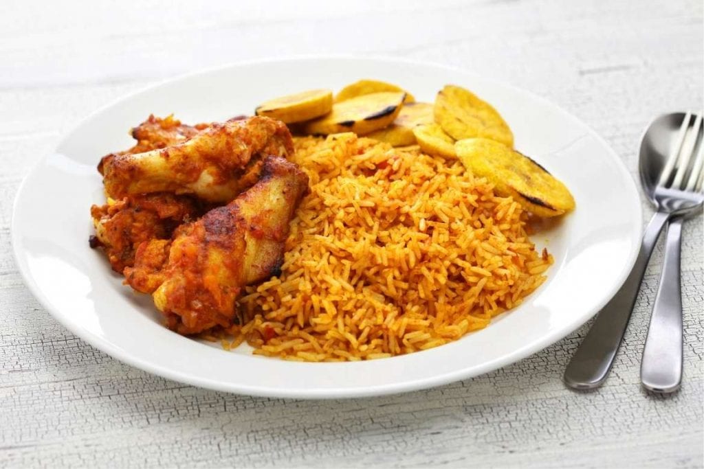 arroz jollof com frango um prato típico de arroz da África Ocidental