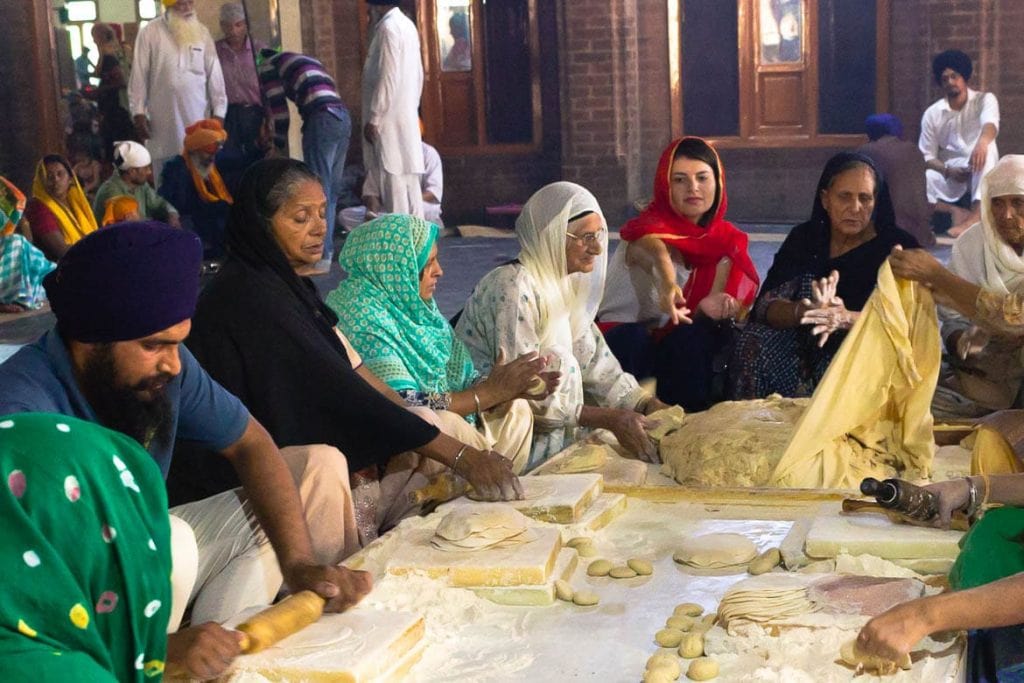 uma visita à cozinha do templo dourado em Amritsar para fazer comida indiana também é uma viagem gastronômica