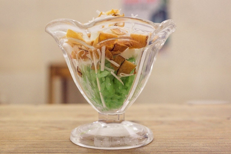 Kem Xoi, uma sobremesa típica do Vietnã feita com arroz glutinoso verde devido as folhas de pandan e sorvete de coco