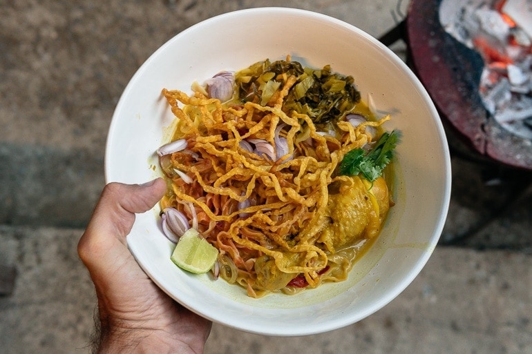 Khao Soi é um dos pratos típicos de Chiang Mai que fica ao norte da Tailândia