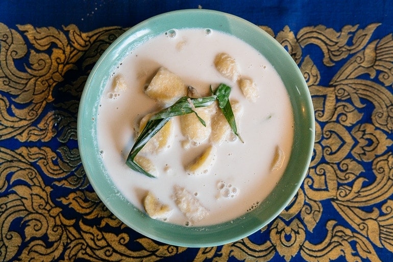 banana cozida no leite de coco é uma sobremesa tailandesa muito popular