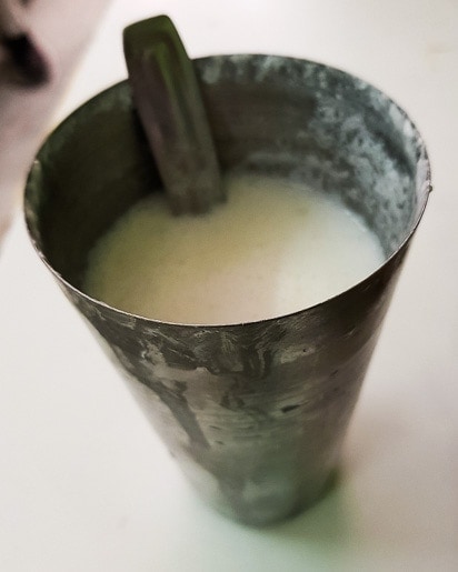 Copo com Lassi, uma bebida de iogurte da Índia