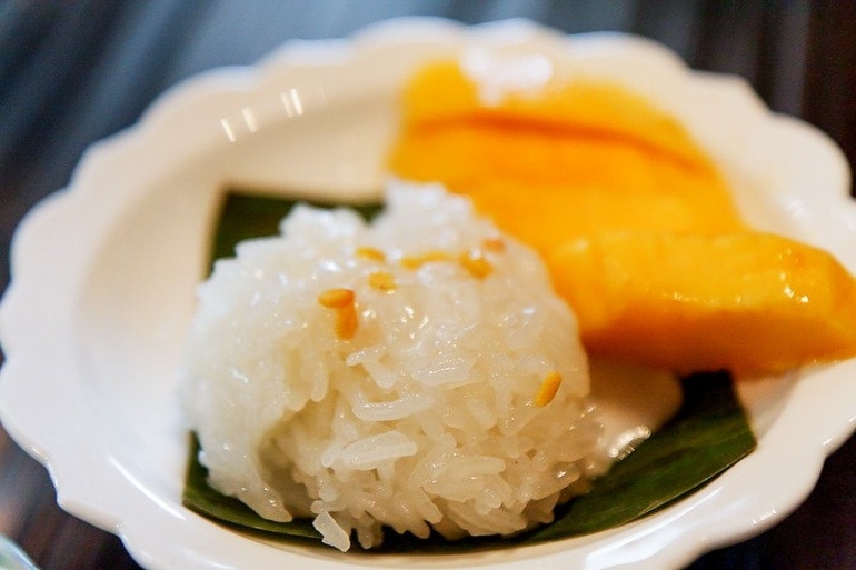 Prato com arroz glutinoso e manga, muito típico da Tailândia