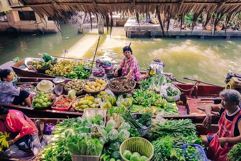 mercado flutuante como sugestão sobre o que fazer em Bangkok