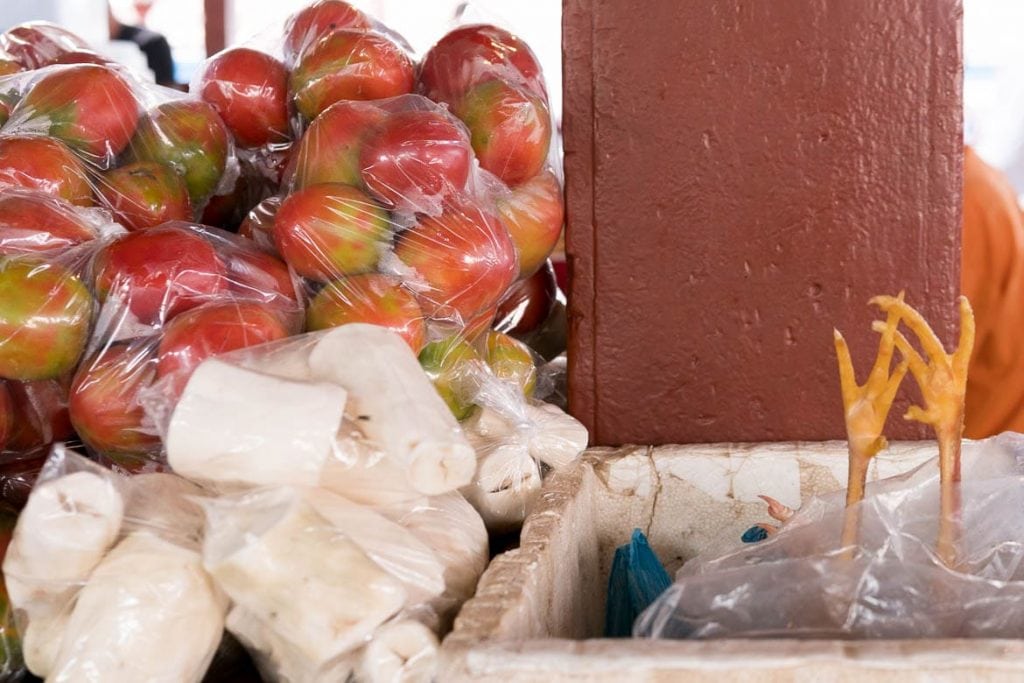 produtos como mandioca tomate e frango no mercado velho em Diamantina