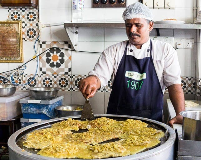 cozinheiro preparando o murtabak na cidade de Penang na Malásia