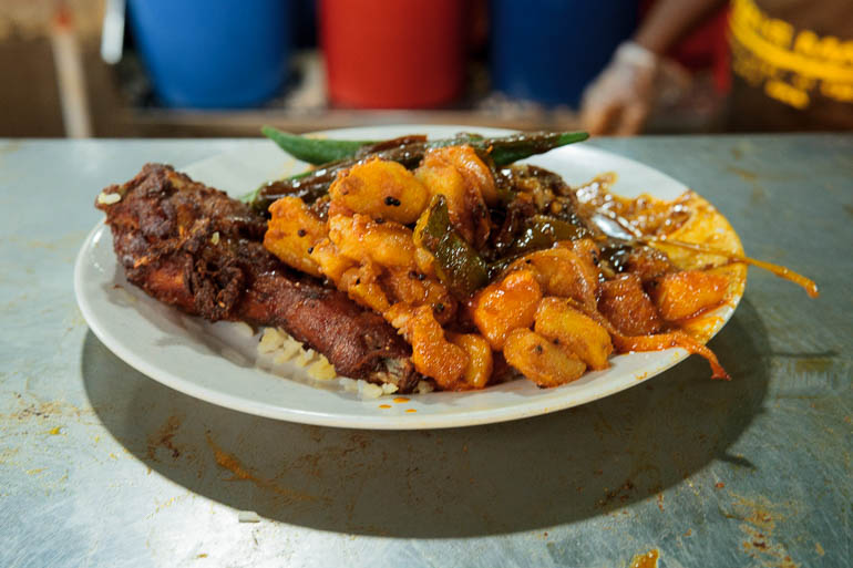 Nasi Biryani com frango frito um dos pratos típicos da Malásia servido em restaurante Nasi Kandar