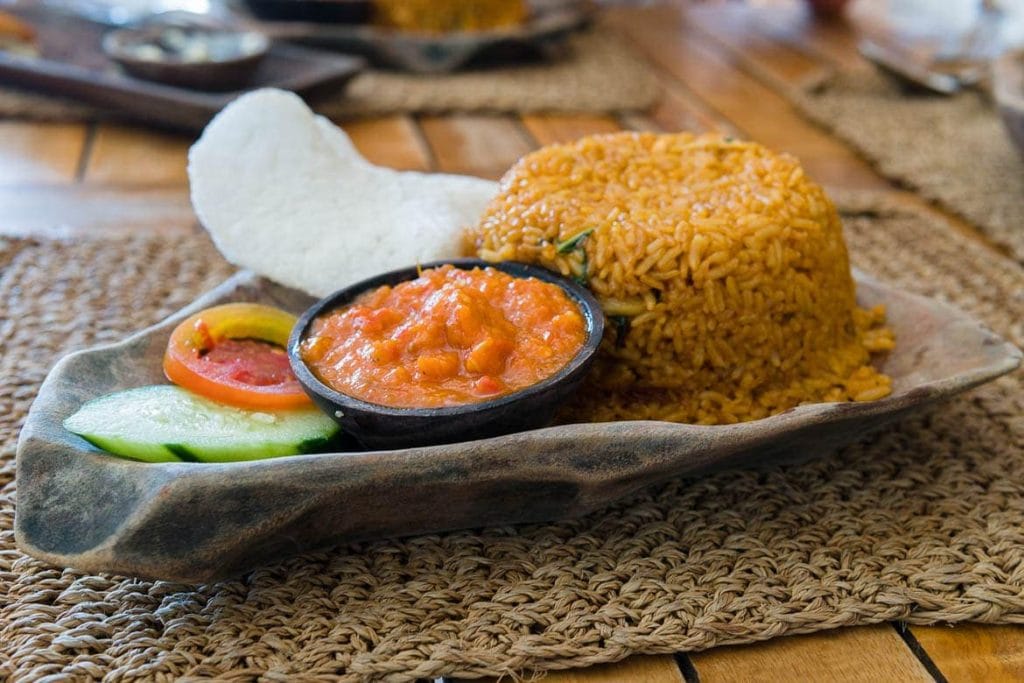 nasi goreng, arroz frito acompanhado com molho de tomate e pimenta