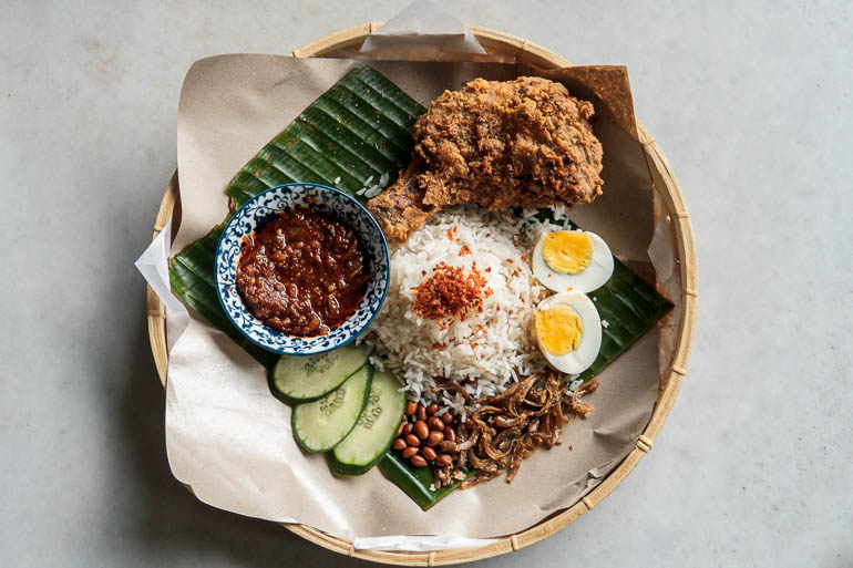 Nasi Lemak, prato típico da culinária malásia com arroz, ovos, sambal, anchovas e frango frito