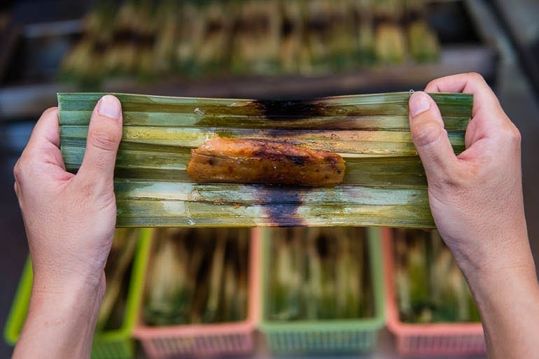 Otak Otak, lanchinho típico da Malásia cozido no vapor e depois grelhado na folha de bananeira