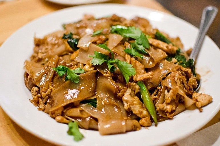 Pad See Ew feito com noodles largos e bastante molho de soja, comida típica da Tailândia