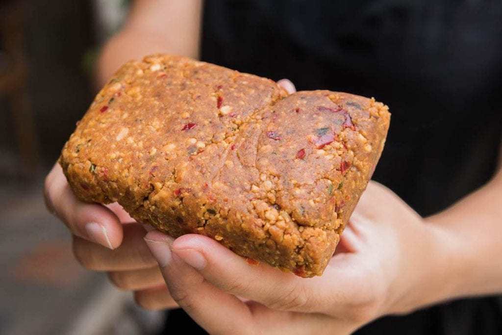 um pedaço de pecel para fazer molho de amendoim para salada