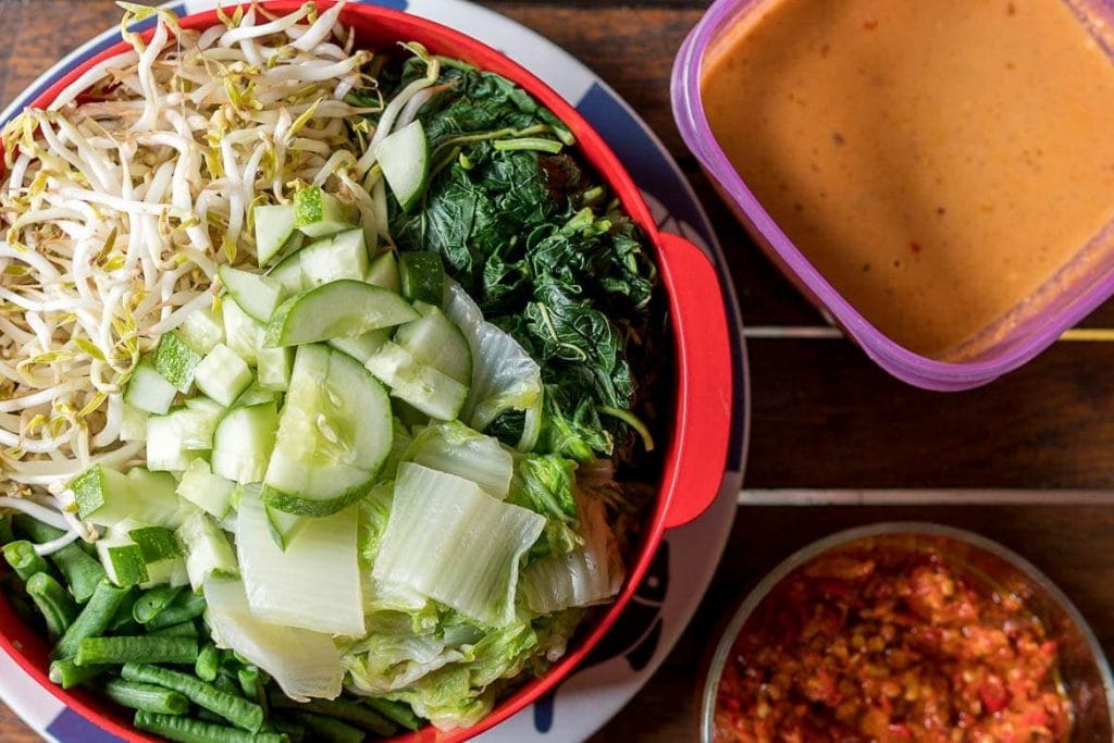 salada com molho de amendoim pecel típico de Java na Indonésia